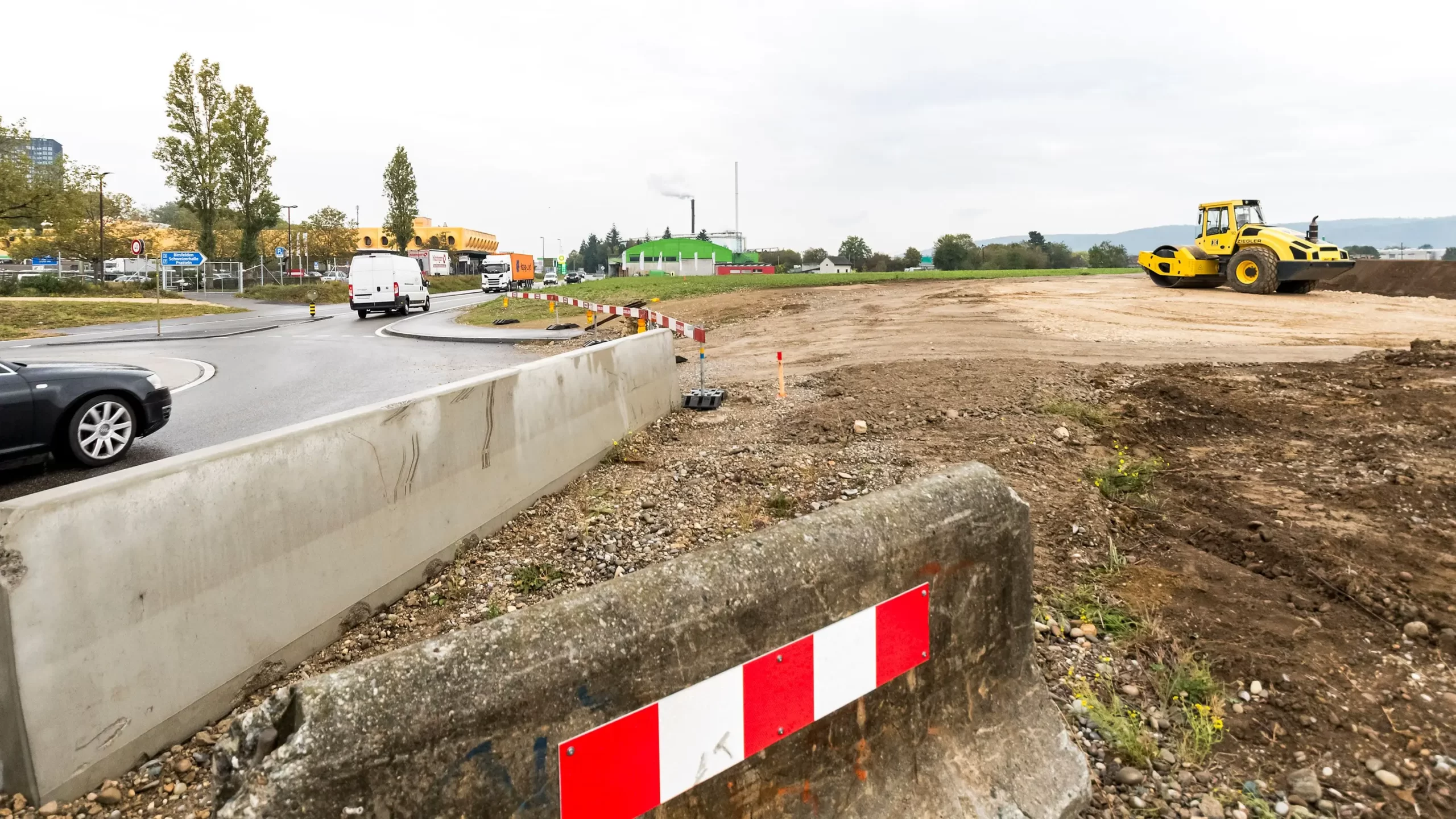Während die Rheinstrasse zwischen Augst und Pratteln geschlossen bleibt, beginnen bei der Rauricastrasse bereits die Arbeiten für die Verlängerung der Lohagstrasse ins Gewerbegebiet.
