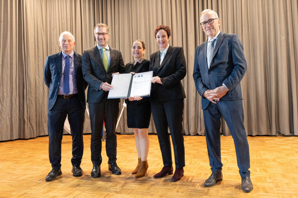 StartseiteHauptnavigationOrganisationsmenüZum SeiteninhaltZum FooterSuche
DE
Suche
50 Jahre Römervertrag
Der Römervertrag – einfach erklärt
Ursprung des Vertrags
Revision des Vertrags
50 Jahre interkantonale Beziehung
Tickets/Shop
Tickets
Shop
Barrierefreiheit
Allgemeine Informationen
Aktuelle Angebote
Leichte Sprache
Tastmodelle und Plan Freilichtgelände
Mobilitätseinschränkung
Videos in Gebärdensprache
Stiftung
Die Stiftung
Mitglied werden
Veranstaltungen
Tierpark
Förderprojekte
Geschichte
Stiftungsrat
Über uns
Auftrag und Philosophie
Team
Geschäftsberichte
Gesetzliches
Geschichte der Institution Augusta Raurica
Sammlungszentrum Augusta Raurica
News
Medien
Medien
Medienmitteilungen
Medienbilder
Medienverteiler
Kontakt


Besuchen

Erleben

Archäologie

Römerfest

Hinweis zur Anreise: Sperrung Giebenacherstrasse von Montag 15. September bis Ende November 2025. Umleitungen sind signalisiert. Der Zugang zu Fuss ist weiterhin möglich. Bitte plane für die Zufahrt zum Museum, zum Landsitz Castelen und zu den Parkplätzen P1-P3 mehr Reisezeit ein.
Zur Homepage
Medien
Medienmitteilungen
Medienmitteilungen
Montag, 13. Oktober 2025, Augusta Raurica

Kantone feiern 50 Jahre Römervertrag und bekräftigen Engagement für Augusta Raurica
Heute feierten die Kantone Basel-Landschaft, Aargau und Basel-Stadt 50 Jahre Römervertrag. Das Abkommen gilt als Meilenstein für den Schutz und die Entwicklung von Augusta Raurica. Mit der feierlichen Unterzeichnung einer neuen Vertragsversion wurde das gemeinsame Engagement für die Zukunft dieses bedeutenden nationalen Kulturdenkmals bestätigt. Gleichzeitig gingen 30'000 Sammlungsobjekte in den Besitz der Römerstadt über.

Medienmitteilung – Augusta Raurica – 50 Jahre Römervertrag (PDF, 155.41 KB)
Der unterschriebene Römervertrag: Christoph Schneider, Präsident Pro Augusta Raurica; Dr. Conradin Cramer, Regierungspräsident Basel-Stadt, Martina Bircher, Regierungsrätin Aargau; Monica Gschwind, Regierungsrätin Basel-Landschaft, Der unterschriebene Römervertrag: Christoph Schneider, Präsident Pro Augusta Raurica, Dr. Conradin Cramer, Regierungspräsident Basel-Stadt, Martina Bircher, Regierungsrätin Aargau, Monica Gschwind, Regierungsrätin Basel-Landschaft, Dr. Tomas Lochman Vorsteher Historische und Antiquarische Gesellschaft
Augusta Raurica - Der neue Römervertrag wird von Monica Gschwind, Regierungsrätin Basel-Landschaft unterschrieben - Foto Augusta Raurica
Augusta Raurica - Der neue Römervertrag wird von Martina Bircher Regierungsrätin Aargau unterschrieben - Foto Augusta Raurica
Augusta Raurica - Der neue Römervertrag wird von Dr. Conradin Cramer, Regierungspräsident Basel-Stadt unterschrieben - Foto Augusta Raurica
Sonntag, 31. August 2025, Augusta Raurica

21'000 Besucher am Römerfest 2025
Auch zur 28. Ausgabe des Römerfestes zog es Tausende von Besucherinnen und Besucher nach Augusta Raurica. Führungen und Mitmach-Stationen waren schnell ausgebucht – das Thema antike Magie fand grossen Anklang. Das nächste Römerfest findet am 29. und 30. August 2026 statt.

Medienmitteilung – Römerfest 2025 – Bilanz (PDF, 135.989 KB)
Tanzaufführung im vollbesetzten Theater
Der Kaiser mit seinem neu angefertigten Lorbeerkranz im Theater
Die Monumentenrestaurierung erklärt in einer Kurzführung ihre anspruchsvolle Arbeit
Mitmachen beim Kindertanz-Workshop
Die Snack Bar Coquinaria – Essen wie in Pompeji
Fluchtäfelchen oder Schutzamulette am Stand des Departements Altertumswissenschaften der Universität Basel erstellen
Ingressus Legionis – Marscheinzug der Legionäre
Die Legionäre teilen ihr fundiertes Wissen mit dem Publikum
Ein Legionär hilft beim Justieren des Legionärshelms
Die Gladiatoren kämpfen am Spektakel im Theater in der Arena
Donnerstag, 21. August 2025, Augusta Raurica

Das Römerfest 2025 – «magischer» denn je
Am 30. und 31. August 2025 findet in Augusta Raurica das jährliche Römerfest statt. Diesmal mit Liebeszaubern, Blick in die Restaurierung und römischer Snack-Bar.

Medienmitteilung – Das Römerfest 2025 (PDF, 154.873 KB)
Römerfest Augusta Raurica – Legionäre – Foto Susanne Schenker
Römerfest Augusta Raurica – Gladiatorenkampf in der Arena – Foto Matthias Willi
Römerfest Augusta Raurica – Tänzerinnen im vollen Theater – Foto Susanne Schenker
Römerfest Augusta Raurica – Bereit für die Pompa – Foto Susanne Schenker
Donnerstag, 27. März 2025, Augusta Raurica

Das Programm in Augusta Raurica 2025
Vom Brotbacken bis zum «LiteraturSpektakel»: Augusta Raurica bietet auch 2025 ein breites Spektrum an Workshops, Führungen und Events – neu mit noch mehr Angeboten für Menschen mit Behinderungen. Im Museum wird Teil II der aktuellen Ausstellung eröffnet.

Medienmitteilung – Augusta Raurica – Programm 2025 (PDF, 214.887 KB)
Augusta Raurica – Rock it like Raurica – Das Online-Angebot für Schulklassen – Fotomontage artsnext
Augusta Raurica – Umbau der Ausstellung «Das perfekte Dinner. Römer, Macht und Müll – Teil II»
Augusta Raurica – Dialogische Führung durch die Ausstellung «Das perfekte Dinner. Römer, Macht und Müll» – Foto Susanne Schenker
Augusta Raurica – Das Angebot «Blick in eine aktuelle Ausgrabung» - Foto Susanne Schenker
Römerfest Augusta Raurica – Die Legionäre präsentieren sich im Theater – Foto Matthias Willi
Theater Augusta Raurica «Reconnect – Einblicke ins künstlerische Schaffen»  im Garten der Villa Clavel auf dem historischen Landsitz Castelen – Foto Matthias Willi
Theater Augusta Raurica – Das Club-Event «Apollon – Nordstern»
Donnerstag, 30. Januar 2025, Augusta Raurica

Mit den Römern zu mentaler Stärke im Klassenzimmer
Ein neues Online-Angebot aus Augusta Raurica soll Schülern zu mentaler Stärke verhelfen. Das kostenlose Angebot wurde für Jugendliche der Sekundarstufe I entwickelt und verbindet moderne Themen mit Challenges inspiriert von der Antike.

Medienmitteilung – Augusta Raurica – Rock it like Raurica (PDF, 320.606 KB)
Augusta Raurica - Rock it like Raurica - Grafik Artsnext GmbH
Rock it like Raurica – Auf den Spuren der Antike das Well-being trainieren
Rock it like Raurica – Viele Wege führen nach Rom
Rock it like Raurica – Freundschaft durch Dick und Dünn
Rock it like Raurica – Kenne deine Schwächen
Donnerstag, 28. November 2024, Augusta Raurica

Spektakuläre Funde in Augusta Raurica: Zwei Inschriften und die älteste Münze entdeckt
Bei einer archäologischen Notgrabung in Augusta Raurica wurden drei aussergewöhnliche Funde gemacht: Zwei Inschriftenfragmente erwähnen namentlich zwei Bewohner der antiken Stadt. Zudem wurde auf derselben Grabung die bislang älteste bekannte Münze aus Augusta Raurica entdeckt, eine im 3. Jahrhundert v. Chr. geprägte Bronzemünze. Diese Funde werfen ein neues Licht auf die Geschichte des Stadtquartiers und seiner einstigen Bewohner.

Medienmitteilung – Augusta Raurica – Spektakuläre Funde (PDF, 208.438 KB)
Augusta Raurica – Fragment eines römischen Weihealtars (undatiert) mit der Inschrift C(aius) O(...) Pu(...)
Augusta Raurica – Römischer Sandstein aus dem 2. Jh. n. Chr. mit der Inschrift M(arcus) As(...)
Augusta Raurica – Bronzemünze aus dem 3. Jh. v. Chr. – Vorderseite mit Kopf der Minerva
Augusta Raurica – Bronzemünze aus dem 3. Jh. v. Chr. – Rückseite mit Pferdekopf
Augusta Raurica – Ausgrabungsareal in Augst
Augusta Raurica – Das szenische Theater
Sonntag, 25. August 2024, Augusta Raurica

Rund 21'000 Besucher kamen zum Römerfest 2024
Die diesjährige Ausgabe hat erneut gezeigt, dass das Römerfest Augusta Raurica einen festen Platz im Veranstaltungskalender der Region einnimmt. Am 24. und 25. August 2024 zählte das Römerfest insgesamt 21'000 Besucherinnen und Besucher aus der Dreiländerregion und darüber hinaus. Das nächste Römerfest findet am 30. und 31. August 2025 statt.

Medienmitteilung – Römerfest 2024 – Bilanz (PDF, 236.022 KB)
Römerfest Augusta Raurica – Ingressus Legionis – Marsch der Legionäre – Foto Matthias Willi
Römerfest Augusta Raurica – Legionäre grüssen den Kaiser im Theater – Foto Matthias Willi
Römerfest Augusta Raurica – Staunende Gesichter bei der römischen Seilerei – Foto Matthias Willi
Römerfest Augusta Raurica – Gladiatoren kämpfen in der Arena – Foto Matthias Willi
Römerfest Augusta Raurica – Eine eigene Fibel herstellen – Foto Matthias Willi
Römerfest Augusta Raurica – Tanzaufführung im Theater – Foto Matthias Willi
Römerfest Augusta Raurica – Legionäre exerzieren vor Publikum – Foto Matthias Willi
Römerfest Augusta Raurica – Anweisungen in der Legionärsschule – Foto Matthias Willi
Römerfest Augusta Raurica – Führung in Gebärdensprache – Foto Matthias Willi
Römerfest Augusta Raurica – Römerinnen auf dem Weg ins Legionärslager – Foto Matthias Willi
Dienstag, 13. August 2024, Augusta Raurica

Neue Attraktionen am Römerfest 2024
Am 24. und 25. August 2024 ist es wieder soweit. Die Römerstadt Augusta Raurica wird zum Hotspot für Römer-Fans. Das Römerfest 2024 präsentiert neue Attraktionen: Erstmals zeigen die Legionäre einen Marschgepäckumzug, auf dem Markt gibt es römische «Globuli» und Interessierte können einen Blick in eine aktuelle Ausgrabung werfen.

Medienmitteilung – Neue Attraktionen am Römerfest 2024 (PDF, 184.698 KB)
Programm und Festplan 2025 (PDF, 9.284 MB)
Römerfest Augusta Raurica – Legionär auf dem Weg zur Gladiatorenschule – Foto Matthias Willi
Römerfest Augusta Raurica – Bereit für die Pompa – Foto Susanne Schenker
Römerfest Augusta Raurica – Römische Legionäre in Reih und Glied – Foto Matthias Willi
Römerfest Augusta Raurica – Gladiatorenkampf im Theater – Foto Matthias Willi
Römerfest Augusta Raurica – Jubelnde Kinder vor der Gladiatorenarena – Foto Matthias Willi
Römerfest Augusta Raurica – Tänzerinnen – Foto Susanne Schenker
Römerfest Augusta Raurica – Siegerehrung durch den Kaiser nach dem Gladiatorenkampf – Foto Susanne Schenker
Römerfest Augusta Raurica  – Römisches Handwerk – Foto Susanne Schenker
Römerfest Augusta Raurica – Programm in Gebärdensprache – Foto Matthias Willi
Römerfest Augusta Raurica – Das Publikum bestaunt den Töpfer in Aktion – Foto Susanne Schenker
Noch mehr Bilder

Mittwoch, 10. Juni 2024, Augusta Raurica

Das perfekte Dinner. Römer, Macht und Müll
Die neue Ausstellung im Museum Augusta Raurica ab Freitag, 14. Juni 2024

Die Ausstellung «Das perfekte Dinner. Römer, Macht und Müll» wirft einen Blick hinter die Kulissen eines aussergewöhnlichen Banketts das im Jahr 39 n. Chr. stattfand. Dabei spielt die partizipative Auseinandersetzung mit den Inhalten der Ausstellung eine zentrale Rolle.

Medienmitteilung - Das perfekte Dinner - Die neue Ausstellung im Museum Augusta Raurica (PDF, 193.316 KB)
Das perfekte Dinner. Römer, Macht und Müll - Die neue Ausstellung im Museum Augusta Raurica
Augusta Raurica Das perfekte Dinner Bild 07 Foto Susanne Schenker
Augusta Raurica Das perfekte Dinner Bild 03 Foto Susanne Schenker
Augusta Raurica Das perfekte Dinner Bild 13 Foto Susanne Schenker
Augusta Raurica Das perfekte Dinner Bild 10 Foto Susanne Schenker
Mittwoch, 10. April 2024, Augusta Raurica

Augusta Raurica präsentiert das Programm 2024
Das Jahr 2024 hat viel zu bieten: Neue Workshops, neue Führungen, eine neue Ausstellung und ein neuer Schwerpunkt im Tierpark Augusta Raurica. Zudem startet das Theater Augusta Raurica seine Saison mit einem Weltrekordversuch.

Medienmitteilung - Augusta Raurica - Das Programm 2024 (PDF, 208.996 KB)
Augusta Raurica - Der Workshop "Tafeln wie im alten Rom - Ein kulinarischer Ausflug in die Antike" - Foto Susanne Schenker
Augusta Raurica - Die neue Ausstellung "Das perfekte Dinner - Römer, Macht und Müll" - Foto Susanne Schenker
Augusta Raurica – Die Gladiatoren am Römerfest – Foto Susanne Schenker
Augusta Raurica - Führung durch das neue Funddepot - Foto Susanne Schenker
Augusta Raurica - Führung: Blick hinter die Kulissen des Sammlungszentrums - Foto Susanne Schenker
Augusta Raurica - Führung: Blick in eine aktuelle Ausgrabung - Foto Susanne Schenker
Augusta Raurica - Der Tierpark - Foto Suanne Schenker
Augusta Raurica - Der Auerhahn im Tierpark - Foto Susanne Schenker
Theater Augusta Raurica - the movement ARENA mit Publikum - Foto Matthias Willi
Theater Augusta Raurica - the movement ARENA - Carolina Samanta Moreno aka B-Girl Carito aus Argentinien im Air Chair Freeze - Foto Ronny Bermejo
Dienstag, 09. Januar 2024, Augusta Raurica

Pop-up-Ausstellung «Lost & Found – 10 künstlerische Installationen zum Silberschatz aus Kaiseraugst»
Vom Freitag, 19. bis Sonntag, 21. Januar 2024 kann im Museum Augusta Raurica die Ausstellung «10 künstlerische Installationen zum Silberschatz aus Kaiseraugst» besichtigt werden, die von Bachelor-Studierenden in «Innenarchitektur und Szenografie» der Hochschule für Gestaltung und Kunst Basel am Institute of Contemporary Design Practices (ICDP) erarbeitet wurde. Die Vernissage findet am 18. Januar um 17.30 Uhr statt.

Medienmitteilung Augusta Raurica - 10 künstlerische Installationen zum Silberschatz (PDF, 153.572 KB)
Augusta Raurica Ausstellung Lost an Found Flyer (PDF, 1.974 MB)
Augusta Raurica - Ausstellung Lost an Found - Foto Flyer
Augusta Raurica - Ausstellung Lost an Found - «Hinter den Kulissen des Silberschatzes – Eine Interaktive Reise durch Räume und Zeit» von Andrea Tschan und Pablo Romera. Foto HGK Basel
Augusta Raurica - Ausstellung Lost an Found - Silberne Zeitreise: Spurensuche zu vergessenen Geschichten – Ein partizipativer Spaziergang durch Kaiseraugst» von Luisa Cholewa. Foto HGK Basel
Augusta Raurica - Ausstellung Lost an Found - Was liegt noch im Dunkeln? Entdecke die reaktive Installation in Augusta Raurica von Niklaus Oppliger und Lynne Kopp. Foto HGK Basel
Augusta Raurica - Ausstellung Lost an Found - Modell
Dienstag, 24. Oktober 2023, Augusta Raurica

Ausstellung im Museum Augusta Raurica vorübergehend geschlossen
Wegen Sanierung schliesst das Museum Augusta Raurica ab November temporär seine Ausstellung. Offen bleibt das Römerhaus – kostenlos.

Medienmitteilung Augusta Raurica - Museumsschliessung (PDF, 156.818 KB)
Sonntag, 27. August 2023, Augusta Raurica

Das Römerfest 2023 lockte erneut Tausende Besucher nach Augusta Raurica
Ein erfolgreiches und stimmungsvolles Römerfest 2023 geht zu Ende. Rund 15'000 Personen haben die 26. Ausgabe besucht. Das nächste Römerfest findet am 24. und 25. August 2024 statt.

Medienmitteilung – Römerfest 2023 – Bilanz (PDF, 166.758 KB)
Römerfest Augusta Raurica – Gladiatorinnen kämpfen in der Arena – Foto Matthias Willi
Römerfest Augusta Raurica – Filzerei auf dem Forum – Foto Susanne Schenker
Römerfest Augusta Raurica – Das Publikum trotzt dem Regen – Foto Matthias Willi
Römerfest Augusta Raurica – Der Kaiser und seine Garde bei der Festweihe – Foto Matthias Willi
Römerfest Augusta Raurica – Weihezeremonie beim Forumstempel – Foto Matthias Willi
Römerfest Augusta Raurica – Gladiator wartet aus seinen Auftritt – Foto Matthias Willi
Römerfest Augusta Raurica – Staunen über die Handwerkskunst beim römischen Schmied – Foto Susanne Schenker
Römerfest Augusta Raurica - Marsch der Legionäre - Foto Susanne Schenker
Römerfest Augusta Raurica - Konzentriertes Üben in der Legionärsschule - Foto Matthias Willi
Römerfest Augusta Raurica – Schwere Arbeit beim Anheben eines Steines – Foto Matthias Willi
Römerfest Augusta Raurica – Militärübungen der Legionäre – Foto Matthias Willi
Römerfest Augusta Raurica – Legionärslager von oben – Foto Angelika Signer
Dienstag, 15. August 2023, Augusta Raurica

Das Römerfest steht an: In Augusta Raurica streifen bald wieder Gladiatoren, Legionäre, der Kaiser, römische Händler und Handwerker über das Gelände.
Am Wochenende vom 26. und 27. August 2023 findet zum 26. Mal das grösste Römerfest der Schweiz in Augusta Raurica statt. Gladiatorenkämpfe, Handwerk, Legionärslager, Shows und Kulinarik sind im Programm. Herzstück ist ein grosser Markt mit römischen Händlerinnen und Händlern und zahlreichen Mitmach-Stationen. Neu wird am Sonntag eine Verdolmetschung für Menschen mit Hörbehinderung angeboten.

Zum Akkreditierungsformular

Medienmitteilung – Das Römerfest 2023 steht an (PDF, 204.106 KB)
Programm und Festplan 2025 (PDF, 9.284 MB)
Römerfest Augusta Raurica - Lachende Tänzerin - Foto Susanne Schenker
Römerfest Augusta Raurica - Legionäre posieren für das Publikum - Foto Susanne Schenker
Römerfest Augusta Raurica - Training in der Gladiatorenschule - Foto Susanne Schenker
Römerfest Augusta Raurica – Siegerehrung durch den Kaiser nach dem Gladiatorenkampf – Foto Susanne Schenker
Römerfest Augusta Raurica - Staunen über die Handwerkskunst des Töpfers - Foto Susanne Schenker
Römerfest Augusta Raurica - Gladiatoren buhlen beim Kampf um die Gunst des Publikums - Foto Susanne Schenker
Römerfest Augusta Raurica - Archäologie live – Römische Keramik - Foto Daniel Rancic
Römerfest Augusta Raurica - EIn römischer Offizier überwacht die Übungen - Foto Susanne Schenker
Dienstag, 2. Mai 2023, Augusta Raurica

Tag der offenen Tür in Augusta Raurica
Am Freitag, den 12. und Samstag, den 13. Mai 2023 lädt die Römerstadt ein zum Tag der offenen Tür im neuen Sammlungszentrum. Nebst einem Rundgang durch den Neubau und einer Smartphone-Rallye erwarten Besucherinnen und Besucher Führungen durch das Sammlungsdepot.

Medienmitteilung - Tag der offenen Tür (PDF, 146.537 KB)
Sammlungszentrum Augusta Raurica - Foto Susanne Schenker
Sammlungszentrum Augusta Raurica - Arbeitsplatz Sammlung - Foto Roman Weyeneth
Sammlungszentrum Augusta Raurica - Bibliothek - Foto Roman Weyeneth
Sammlungszentrum Augusta Raurica - Arbeitsplatz Fundrestaurierung - Foto Susanne Schenker
Sammlungszentrum Augusta Raurica - Arbeitsplatz Forschung - Foto Susanne Schenker
Sammlungszentrum Augusta Raurica - Leeres Sammlungsdepot - Foto Susanne Schenker
Sammlungszentrum Augusta Raurica - Architekturobjekte im Sammlungsdepot - Foto Susanne Schenker
Sammlungszentrum Augusta Raurica - Arbeitsplatz - Foto Roman Weyeneth
Sammlungszentrum Augusta Raurica - Gemeinschaftsraum - Foto Roman Weyeneth
Dienstag, 21. März 2023, Augusta Raurica

Augusta Raurica präsentiert das Programm 2023
Besucherinnen und Besucher der Römerstadt erwartet in diesem Jahr ein reichhaltiges Programm mit einem Highlight: dem Tag der offenen Tür.

Medienmitteilung Augusta Raurica Programm 2023 (PDF, 170.061 KB)
Sammlungszentrum Augusta Raurica - Foto Susanne Schenker
Sammlungszentrum Augusta Raurica - Arbeitsplatz Sammlung - Foto Roman Weyeneth
Römerfest Augusta Raurica - Tänzerin - Foto Susanne Schenker
Römerfest Augusta Raurica - Einmal ein Legionär - Foto Susanne Schenker
Workshop "Römische Esskultur erleben" - Kochen am offenen Feuer
Gartenführung Landgut Castelen - Foto Susanne Schenker
Blick in eine aktuelle Ausgrabung - Foto Susanne Schenker
Online Kurs "Augusta Raurica digital" - Foto Susanne Schenker
Sommerprogramm Augusta Raurica - Foto Susanne Schenker
Sonntag, 7. August 2022, Augusta Raurica

Römerfest: Tausende Besucher:innen und grossartige Stimmung zum 25. Jubiläum
19’000 Personen haben das grösste Römerfest der Schweiz am Samstag 6. und Sonntag 7. August in Augusta Raurica besucht. Die Macher:innen des Römerfests ziehen eine positive Bilanz. Die 25. Ausgabe überzeugte mit neuen Attraktionen und einem unterhaltsamen, aber auch lehrreichen Programm. Das nächste Römerfest findet am 26. und 27. August 2023 statt.

Medienmitteilung Roemerfest 2022 Bilanz (PDF, 244.25 KB)
Römerfest Augusta Raurica - Konzentriertes Proben in der Gladiatorenschule - Foto Susanne Schenker
Römerfest Augusta Raurica - Kämpfende Gladiatoren in der Arena - Foto Susanne Schenker
Römerfest Augusta Raurica - Legionär am Hauptspektakel im Theater - Foto Susanne Schenker
Römerfest Augusta Raurica - Tänzerinnen im vollbesetzten Theater - Foto Susanne Schenker
Römerfest Augusta Raurica - Archäologie hautnah am Keramikstand - Foto Daniel Rancic
Römerfest Augusta Raurica - Trainieren wie ein Legionär - Foto Daniel Rancic
Römerfest Augusta Raurica - Kaiserin in Begleitung von Prätorianern - Foto Susanne Schenker
Römerfest Augusta Raurica - Kind übt sich als Steinmetz - Foto Susanne Schenker
Römerfest Augusta Raurica - Posieren mit den Gladiatoren - Foto Susanne Schenker
Römerfest Augusta Raurica - Familienwettkampf beim Wagenrennen - Foto Susanne Schenker
Römerfest Augusta Raurica - Werkzeug zum Prägen der Jubiläumsmünze - Foto Susanne Schenker
Dienstag, 12. Juli 2022, Augusta Raurica

So wird das Römerfest 2022
Am Samstag 6. und Sonntag 7. August 2022 findet wieder eines der grössten Familienfeste der Region statt: das Römerfest August Raurica. Seit heute sind Programm und Festplan online. Die 25. Ausgabe bietet ein abwechslungsreiches Programm mit einem neuen Highlight für Kinder: die Kampschule für Gladiatoren.

Zum Akkreditierungsformular

Medienmitteilung – So wird das Römerfest 2022 (PDF, 165.379 KB)
Römerfest Augusta Raurica - Gladiatorenkampf in der Arena - Foto Susanne Schenker
Römerfest Augusta Raurica -  Spektakel im Theater - Foto Susanne Schenker
Römerfest Augusta Raurica - Römische Tänze im Theater - Foto Susanne Schenker
Römerfest Augusta Raurica - Die Glasbläserin bei der Arbeit - Foto Susanne Schenker
Römerfest Augusta Raurica - Streitwagenrennen für Familien - Foto Susanne Schenker
Römerfest Augusta Raurica - Ansprache des Kaisers im Theater - Foto Susanne Schenker
Römerfest Augusta Raurica - Römer:innen stillen ihren Durst in der Taberna - Foto Susanne Schenker
Römerfest Augusta Raurica - Legionärsschule - Foto Susanne Schenker
Römerfest Augusta Raurica - Legionäre: Träger des Feldadlers bereitet sich vor - Foto Susanne Schenker
Freitag, 06. Mai 2022, Augusta Raurica

Mit dem Smartphone ins Leben der Römerstadt eintauchen
Die Römerstadt Augusta Raurica geht mit einer Augmented-Reality-Ausstellung neue Wege in der Geschichtsvermittlung. Ab dem 7. Mai 2022 erhalten Besucherinnen und Besucher mittels einer Hörspiel-Smartphone-App einen noch besseren Zugang zu den archäologischen Stätten in Kaiseraugst. Ermöglicht wurde das schweizweit einmalige Projekt durch die Kantone Aargau und Basel-Landschaft sowie durch das Bundesamt für Kultur (BAK).

Medienmitteilung – Ausstellungseröffnung Augusta Raurica AR Experience (PDF, 191.588 KB)
Faktenblatt – Ausstellungseröffnung Augusta Raurica AR Experience (PDF, 173.822 KB)
Augusta Raurica AR Experience in Action - Visualisierung Tamschick Media+Space
Augusta Raurica AR Experience 3D-Visualisierung - Tamschick Media+Space
Augusta Raurica - Die Ruinen der Gewerbehäuser - Foto Susanne Schenker
Augusta Raurica AR Experience - Interaktiver Rundgang - Foto Tamschick Media+Space
Augusta Raurica AR Experience - Besucher unterwegs mit der App - Foto Aline Cousin
Augusta Raurica AR Experience - Besucher auf dem interaktiven Rundgang - Foto Aline Cousin
Augusta Raurica AR Experience - Offizielle Eröffnung mit Dani Suter (Augusta Raurica), Benno Widmer (BAK), Monika Gschwind (Kanton Baselland), Alex Hürzeler (Kanton Aargau), Lilian Raselli (Augusta Raurica) - Foto Susanne Schenker
Augusta Raurica AR Experience - Offizielle Eroeffnung - Benno Widmer (Bundesamt für Kultur) - Foto Susanne Schenker
Donnerstag, 08. Juli 2021, Augusta Raurica

Der römische Sommer in Augusta Raurica: ein Ferienerlebnis der besonderen Art
Vom 10. Juli bis zum 15. August 2021 gibt es in der Römerstadt wieder jeden Tag Programm! Täglich wechselnde Drop-In-Angebote und Workshops laden zum Mitmachen ein. Spannende Schnitzeljagden wecken die Entdeckerlust, in der Kampfarena für Kinder und beim Wagenrennen wird die Geschicklichkeit erprobt. An den Wochenenden bevölkern historische Darstellerinnen und Darsteller das Gelände und zeigen ihr Können. Waffenschmiede, Glasbläserinnen und Textilfachfrauen zeigen längst vergessenes Können, während Legionäre und Gladiatoren mit eindrücklichen Auftritten die Menge begeistern. Einmal mehr vereint Augusta Raurica Lernen und Unterhaltung für alle.

210708 Augusta Raurica Das grosse Sommerprogramm (PDF, 158.13 KB)
Augusta Raurica - Legionäre der Legio XI am Sommerprogramm - Foto Susanne Schenker
Augusta Raurica - Die Glasbläser zeigen ihr Können - Foto Susanne Schenker
Augusta Raurica - Salben und Öle nach römischen Rezepten - Foto Sven Straumann
Augusta Raurica - Gladiatoren als Teil des Sommerprogramms - Foto Susanne Schenker
Augusta Raurica Brotbacken wie im roemischer Zeit Foto Susanne Schenker

Donnerstag, 25. März 2021, Augusta Raurica

Unter der Lupe. Einer römischen Lebensgeschichte auf der Spur
Die neue Sonderausstellung im Museum Augusta Raurica
In der Römerstadt Augusta Raurica (Augst, BL) wurde 2016 bei einer Notgrabung ein spektakulärer Bleisarg aus römischer Zeit freigelegt. Der ausserordentliche Fund wurde in der Zwischenzeit von zahlreichen Wissenschafler*innen eingehend untersucht.
Die neue Sonderausstellung "Unter der Lupe" beleuchtet diese fachübergreifende Zusammenarbeit und lässt Besucher*innen in die faszinierende Arbeitsweise des Fachs Archäologie eintauchen.

Augusta Raurica - Medienmappe für die Sonderausstellung "Unter der Lupe" (PDF, 1.149 MB)

Bildmaterial
Der Bleisarg wird minutiös untersucht - Foto Susanne Schenker
Die Sonderausstellung im Museum Augusta Raurica - Foto Susanne Schenker
Blick in den Bleisarg - Foto Corinne Hodel
Der Bleisarg wird unter Laborbedingungen freigelegt - Foto Ronald Simke
Deutliche Zeichen von Karies im Oberkiefer der Frau - Foto Susanne Schenker
Rekonstruktionsversuch der bestatteten Frau - Illustration Oculus
Mittwoch, 3. Februar 2021, Augusta Raurica

Das grösste Römerfest der Schweiz vom 28./29.08.2021 ist abgesagt.

Aufgrund der weiterhin unsicheren Lage rund um die Corona-Pandemie hat sich das Team der Römerstadt Augusta Raurica mit grossem Bedauern entschlossen, das grösste Römerfest der Schweiz in Augusta Raurica auch in diesem Jahr nicht stattfinden zu lassen.

Medienmitteilung als PDF
Augusta Raurica - Das groesste Roemerfest der Schweiz ist abgesagt (PDF, 29.118 KB)
Freitag, 18. September 2020

Augusta Raurica auf dem Weg zur Barrierefreiheit!
Augusta Raurica ist seit einigen Jahren Trägerin des Labels «Kultur Inklusiv» der gleichnamigen Fachstelle von Pro Infirmis, die am 16. September 2020 die Charta zur kulturellen Inklusion veröffentlichte.





Die Römerstadt hat sich verpflichtet, gemeinsam mit Menschen mit Beeinträchtigungen, alle Menschen mit Beeinträchtigungen am Kulturleben teilhaben und das Kulturleben auch aktiv mitgestalten zu lassen. Tastmodelle, ein Plan für mobilitätseingeschränkte Personen, die Beschreibung des Römerhauses für kognitiv beeinträchtigte Menschen, sowie diverse bauliche Anpassungen im Gelände sind erste Schritte, die es konsequent weiterzuverfolgen gilt.

Die Medienmitteilung dazu:
Augusta Raurica Kultur Inklusiv Barrierefreiheit in Augusta Raurica (PDF, 151.707 KB)
Weiteres Material zum Thema:
Plan für mobilitätseingeschränkte Personen
Plan für mobilitätseingeschränkte Personen
 PDF
 9.071 MB
 Öffnungszeiten
Museum & Römerhaus, geschützte Monumente und Tierpark

März bis Oktober
Täglich: 10.00 – 17.00 Uhr
Museum & Römerhaus geschlossen am 29. August und 1. September 2025.

November bis Februar
Di–So: 10.00 – 15.00 Uhr
Geschlossen am 24.–26. Dezember, 31. Dezember und 1. Januar.


Freilichtgelände
24 Stunden / 365 Tage offen

 Adresse
AUGUSTA RAURICA
Giebenacherstrasse 17
CH-4302 Augst

 Eintrittspreise
Freilichtgelände, geschützte Monumente und Tierpark
kostenlos

Museum inkl. Römerhaus
Voller Preis: CHF 8.–
Reduzierter Preis: CHF 6.–
Alle Preise und Vergünstigungen

 Öffnungszeiten
 Tickets
 Standort
 Anreise
 Parkplätze
 Shop
 Essen & Trinken
 Toiletten
 Wetterdaten
 Plan Freilichtgelände
 Plan für mobilitätseingeschränkte Personen
 Webcams
 Gepäck
 Hunde
 Filmen & Fotografieren
 Drohnenflüge
Kultur Inklusiv
Bundesamt für Kultur - BAK
Kanton Basel-Landschaft
©Augusta Raurica, Bildungs-, Kultur- und Sportdirektion des Kanton Basel-Landschaft

 | Impressum | Datenschutzerklärung



Der unterschriebene Römervertrag: Christoph Schneider, Präsident Pro Augusta Raurica; Conradin Cramer, RP Basel-Stadt; Martina Bircher, RR Aargau; Monica Gschwind, RR Basel-Landschaft; Tomas Lochman Vorsteher Historische und Antiquarische Gesellschaft